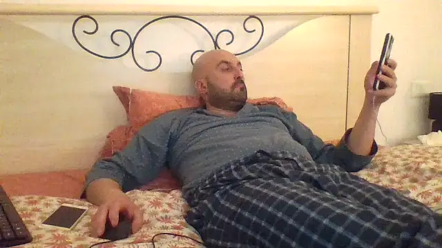 Snapshot of maxxxio12 chatting on 03/08/25, 05:43 maxxxio12 online show from 03/08/25, 05:43