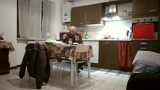 Snapshot of maxxxio12 chatting on 04/08/26, 06:52 maxxxio12 online show from 04/08/26, 06:52