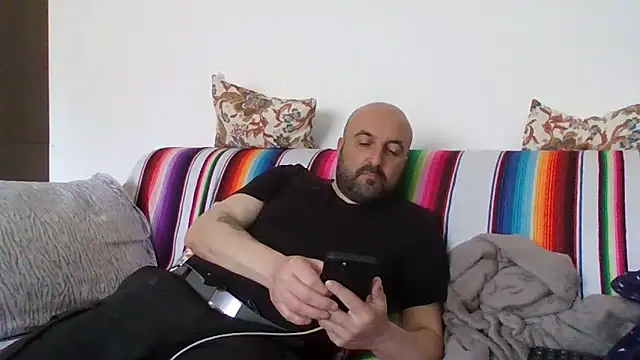 Snapshot of maxxxio12 chatting on 04/17/26, 04:32 maxxxio12 online show from 04/17/26, 04:32