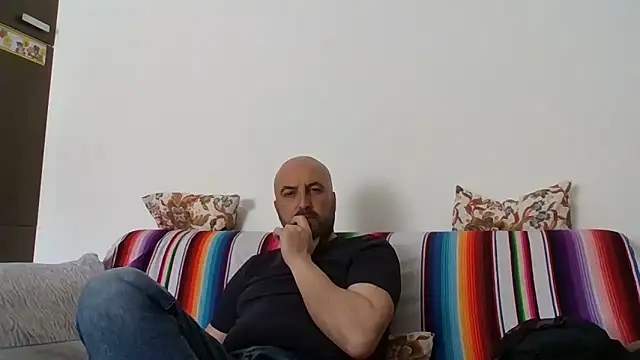 Snapshot of maxxxio12 chatting on 04/18/26, 11:03 maxxxio12 online show from 04/18/26, 11:03