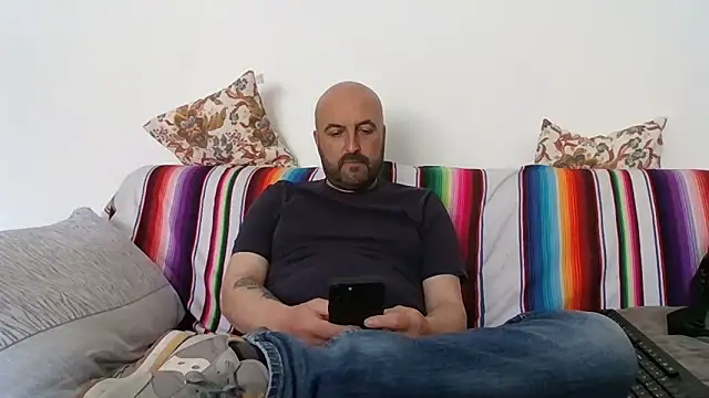 Snapshot of maxxxio12 chatting on 04/19/26, 11:42 maxxxio12 online show from 04/19/26, 11:42