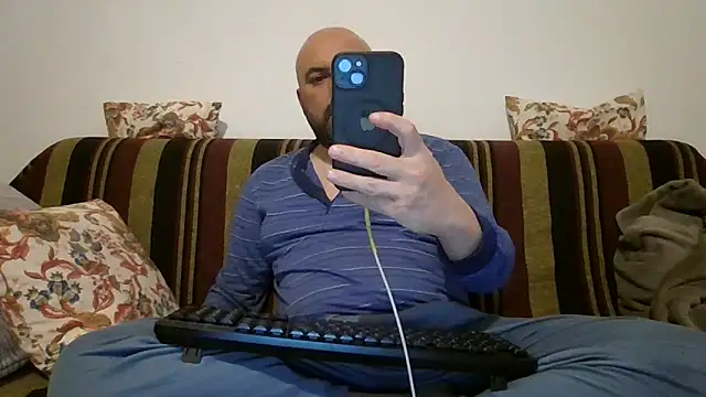 Snapshot of maxxxio12 chatting on 04/22/26, 07:04 maxxxio12 online show from 04/22/26, 07:04