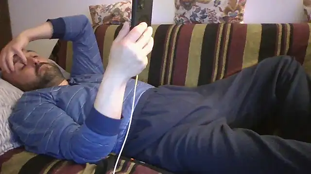 Snapshot of maxxxio12 chatting on 04/23/26, 06:54 maxxxio12 online show from 04/23/26, 06:54