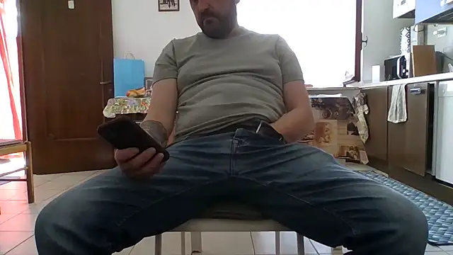 Snapshot of maxxxio12 chatting on 04/25/26, 01:41 maxxxio12 online show from 04/25/26, 01:41