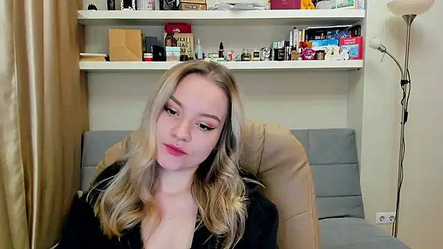 Snapshot of Kara_Smith_ chatting on 12/12/24, 11:03 Kara Smith online show from 12/12/24, 11:03