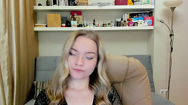 Snapshot of Kara_Smith_ chatting on 12/13/24, 10:13 Kara Smith online show from 12/13/24, 10:13