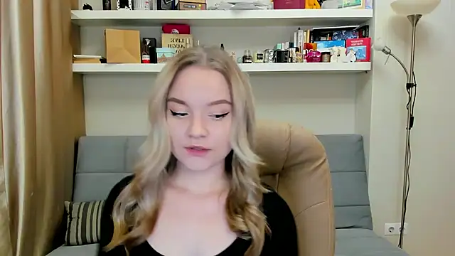 Snapshot of Kara_Smith_ chatting on 12/15/24, 10:04 Kara Smith online show from 12/15/24, 10:04