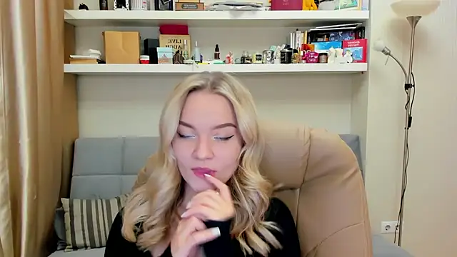 Snapshot of Kara_Smith_ chatting on 02/16/25, 09:27 Kara Smith online show from 02/16/25, 09:27