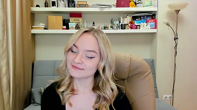 Snapshot of Kara_Smith_ chatting on 03/08/25, 12:44 Kara Smith online show from 03/08/25, 12:44