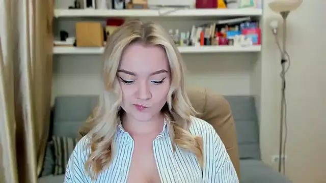 Snapshot of Kara_Smith_ chatting on 09/19/25, 10:54 Kara Smith online show from 09/19/25, 10:54