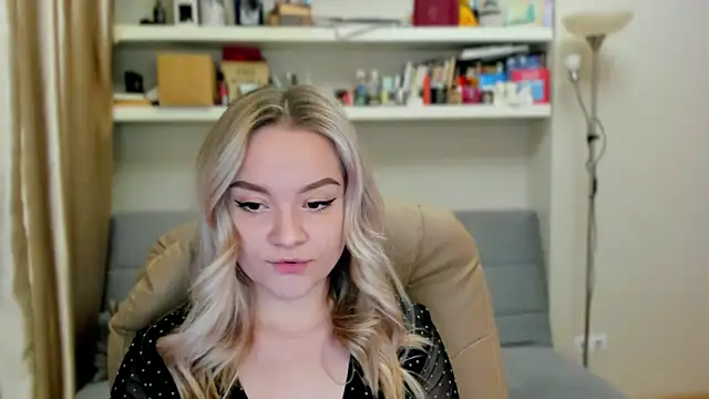 Snapshot of Kara_Smith_ chatting on 10/25/25, 12:07 Kara Smith online show from 10/25/25, 12:07