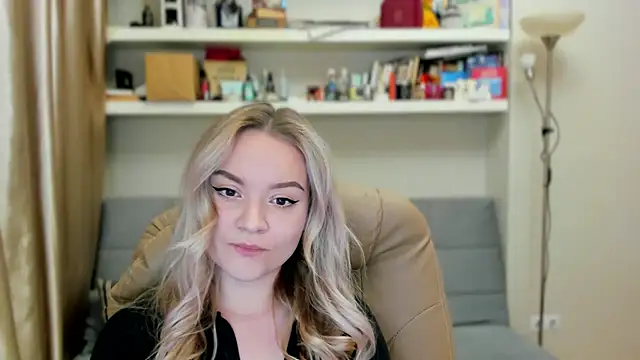 Snapshot of Kara_Smith_ chatting on 10/25/25, 10:37 Kara Smith online show from 10/25/25, 10:37