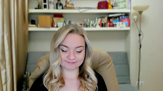 Snapshot of Kara_Smith_ chatting on 10/31/25, 12:11 Kara Smith online show from 10/31/25, 12:11