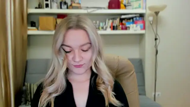 Snapshot of Kara_Smith_ chatting on 11/03/25, 12:13 Kara Smith online show from 11/03/25, 12:13