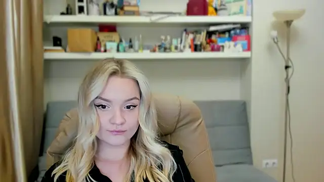 Snapshot of Kara_Smith_ chatting on 12/04/25, 11:02 Kara Smith online show from 12/04/25, 11:02