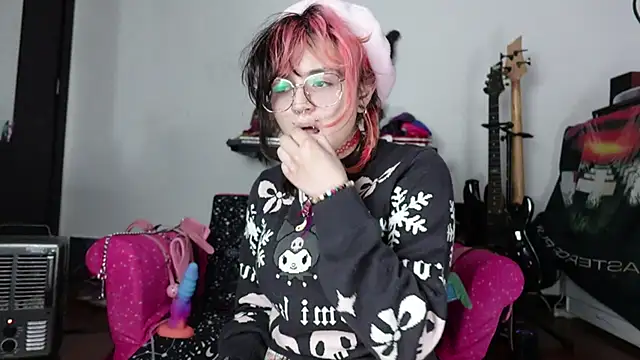 Snapshot of Devil_And_Princess chatting on 09/09/25, 08:19 Devil And Princess online show from 09/09/25, 08:19