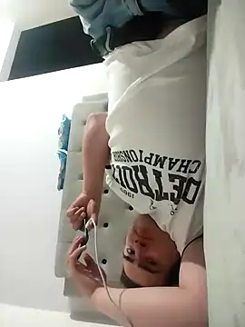 Snapshot of Andy-rtg chatting on 11/24/25, 02:33 Andy-rtg online show from 11/24/25, 02:33