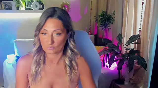 Snapshot of SarahAlluring chatting on 06/15/26, 03:03 SarahAlluring online show from 06/15/26, 03:03