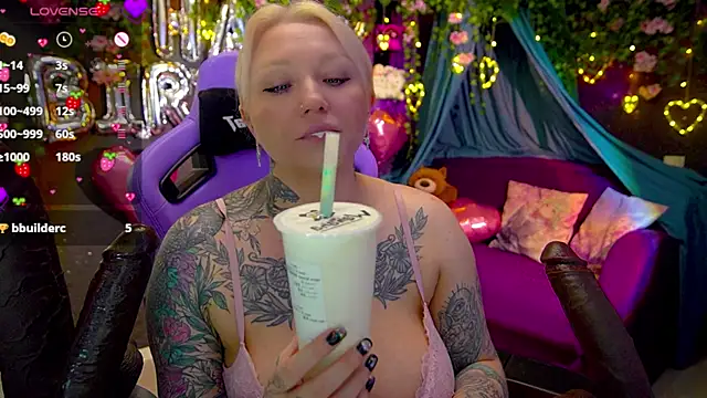 Snapshot of BlackedBarbie chatting on 06/18/26, 02:43 BlackedBarbie online show from 06/18/26, 02:43