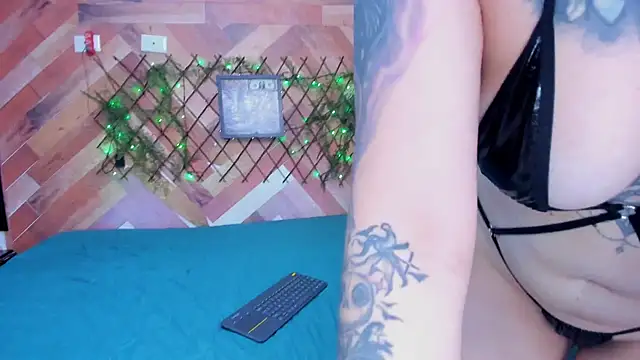 Snapshot of EmilyandChristianTattoos chatting on 11/08/25, 12:44 EmilyandChristianTattoos online show from 11/08/25, 12:44