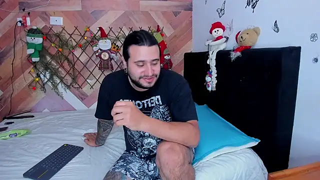 Snapshot of EmilyandChristianTattoos chatting on 12/02/25, 11:11 EmilyandChristianTattoos online show from 12/02/25, 11:11