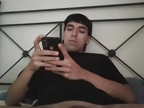 Snapshot of guarrillo21 chatting on 10/05/25, 04:05 guarrillo21 online show from 10/05/25, 04:05