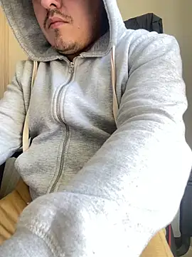 Snapshot of Gusta_bi chatting on 12/15/25, 02:21 Gusta bi online show from 12/15/25, 02:21