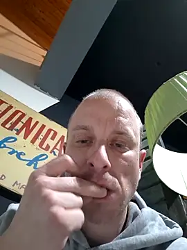 Snapshot of svenpfeifer chatting on 03/12/25, 03:02 svenpfeifer online show from 03/12/25, 03:02