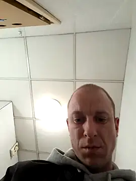 Snapshot of svenpfeifer chatting on 03/17/25, 06:51 svenpfeifer online show from 03/17/25, 06:51