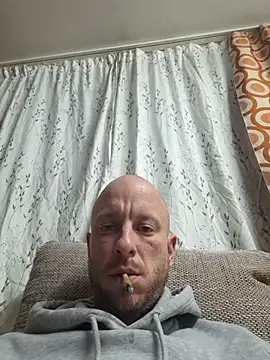 Snapshot of svenpfeifer chatting on 11/18/25, 04:00 svenpfeifer online show from 11/18/25, 04:00