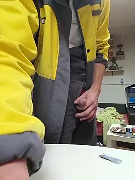 Snapshot of svenpfeifer chatting on 12/14/25, 04:01 svenpfeifer online show from 12/14/25, 04:01