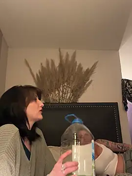 Snapshot of 2brokegirlz chatting on 03/11/25, 06:00 2brokegirlz online show from 03/11/25, 06:00