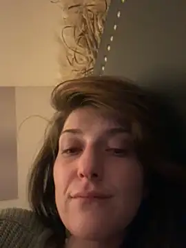 Snapshot of 2brokegirlz chatting on 03/11/25, 09:45 2brokegirlz online show from 03/11/25, 09:45