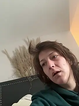 Snapshot of 2brokegirlz chatting on 03/20/25, 08:40 2brokegirlz online show from 03/20/25, 08:40