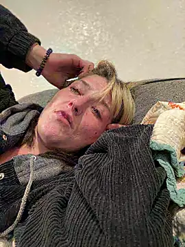 Snapshot of 2brokegirlz chatting on 09/09/25, 09:09 2brokegirlz online show from 09/09/25, 09:09