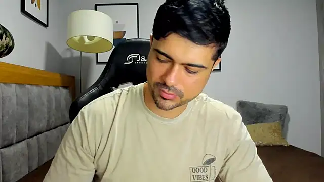 Snapshot of Dante_Storm chatting on 12/15/25, 04:06 Dante Storm online show from 12/15/25, 04:06