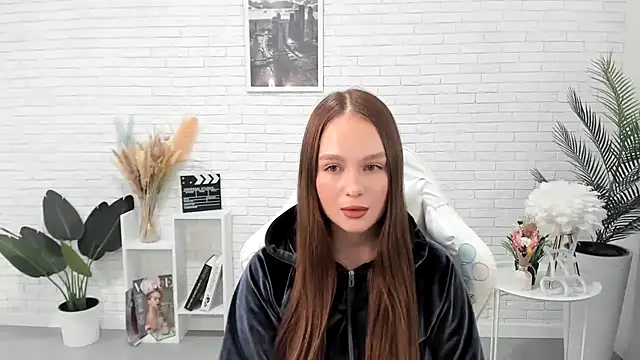 Snapshot of LoisCubitt chatting on 03/13/25, 12:02 LoisCubitt online show from 03/13/25, 12:02