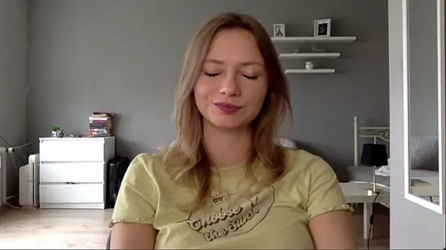 Snapshot of MillieShow chatting on 10/11/25, 02:15 MillieShow online show from 10/11/25, 02:15