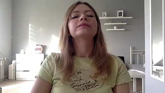 Snapshot of MillieShow chatting on 10/13/25, 07:30 MillieShow online show from 10/13/25, 07:30