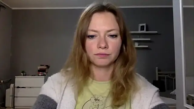 Snapshot of MillieShow chatting on 10/21/25, 08:53 MillieShow online show from 10/21/25, 08:53