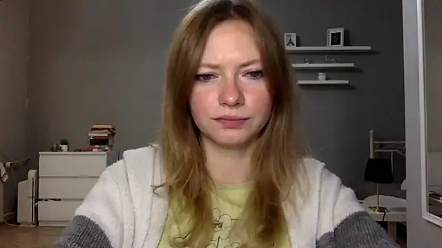 Snapshot of MillieShow chatting on 11/25/25, 10:10 MillieShow online show from 11/25/25, 10:10