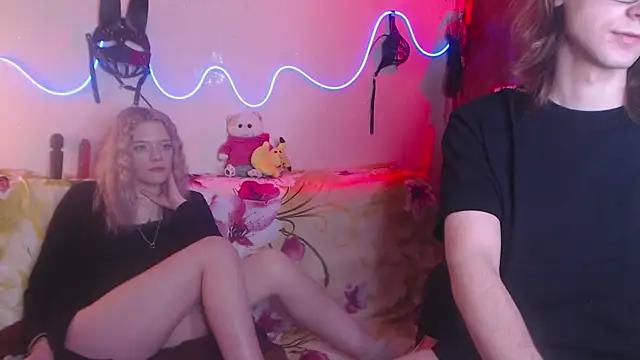 Snapshot of Your_Horny_Friends chatting on 03/15/25, 05:26 Your Horny Friends online show from 03/15/25, 05:26