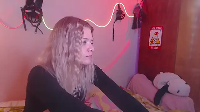 Snapshot of Your_Horny_Friends chatting on 03/23/25, 06:05 Your Horny Friends online show from 03/23/25, 06:05