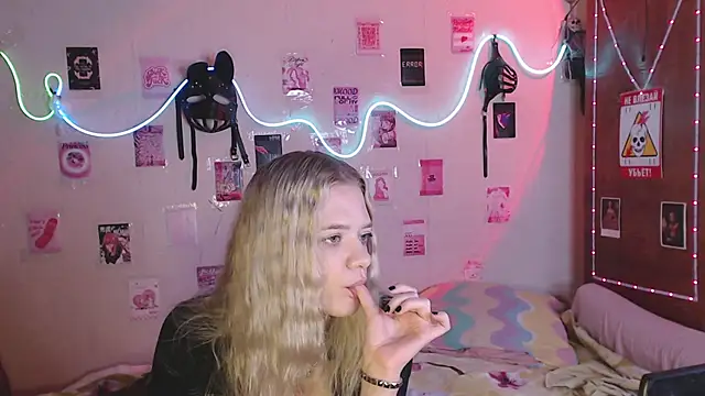 Snapshot of Your_Horny_Friends chatting on 09/09/25, 08:47 Your Horny Friends online show from 09/09/25, 08:47