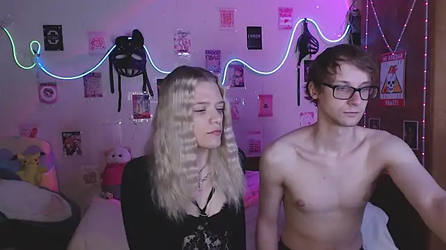 Snapshot of Your_Horny_Friends chatting on 09/12/25, 11:21 Your Horny Friends online show from 09/12/25, 11:21