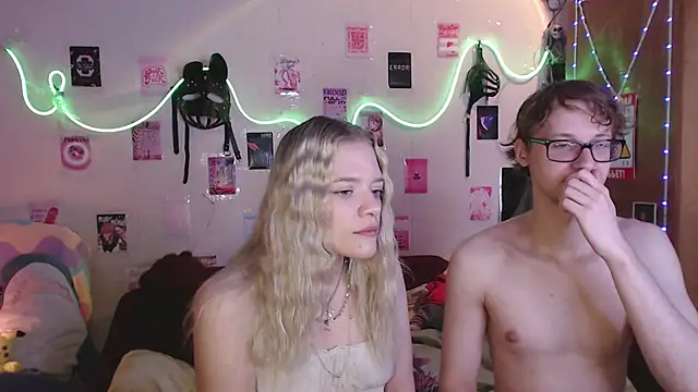 Snapshot of Your_Horny_Friends chatting on 09/13/25, 11:21 Your Horny Friends online show from 09/13/25, 11:21