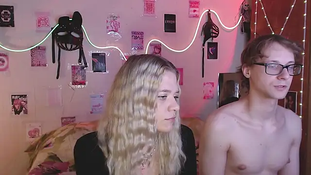 Snapshot of Your_Horny_Friends chatting on 09/16/25, 01:01 Your Horny Friends online show from 09/16/25, 01:01