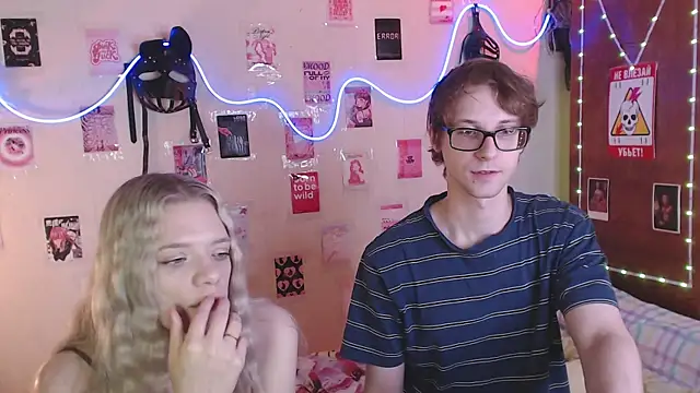 Snapshot of Your_Horny_Friends chatting on 09/19/25, 11:33 Your Horny Friends online show from 09/19/25, 11:33