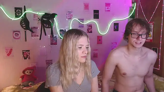 Snapshot of Your_Horny_Friends chatting on 10/16/25, 12:06 Your Horny Friends online show from 10/16/25, 12:06