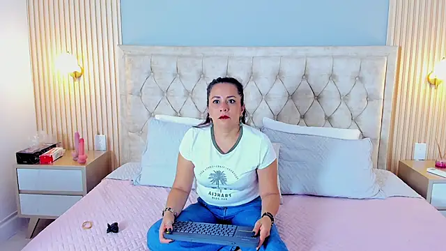 Hera goddesss online show from 09/24/25, 03:48